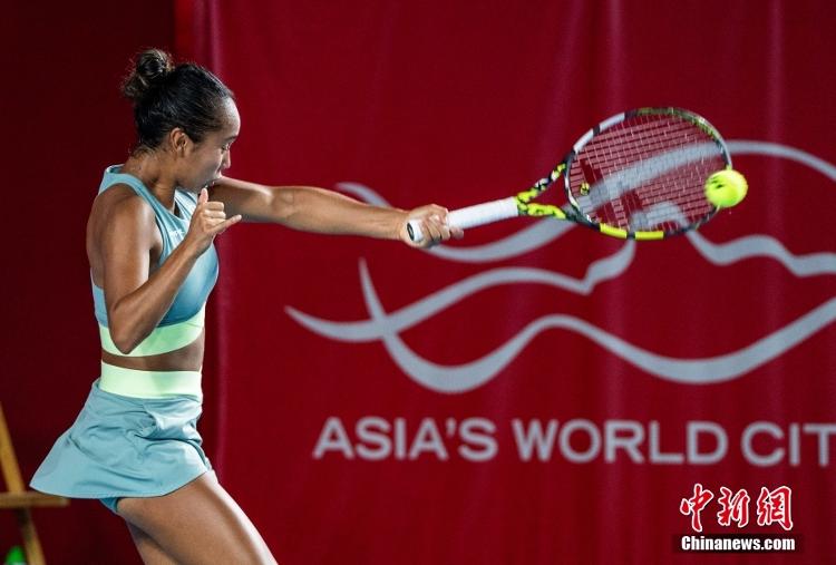 B费：我收藏了很多球衣，有C罗和梅西的；伊涅斯.